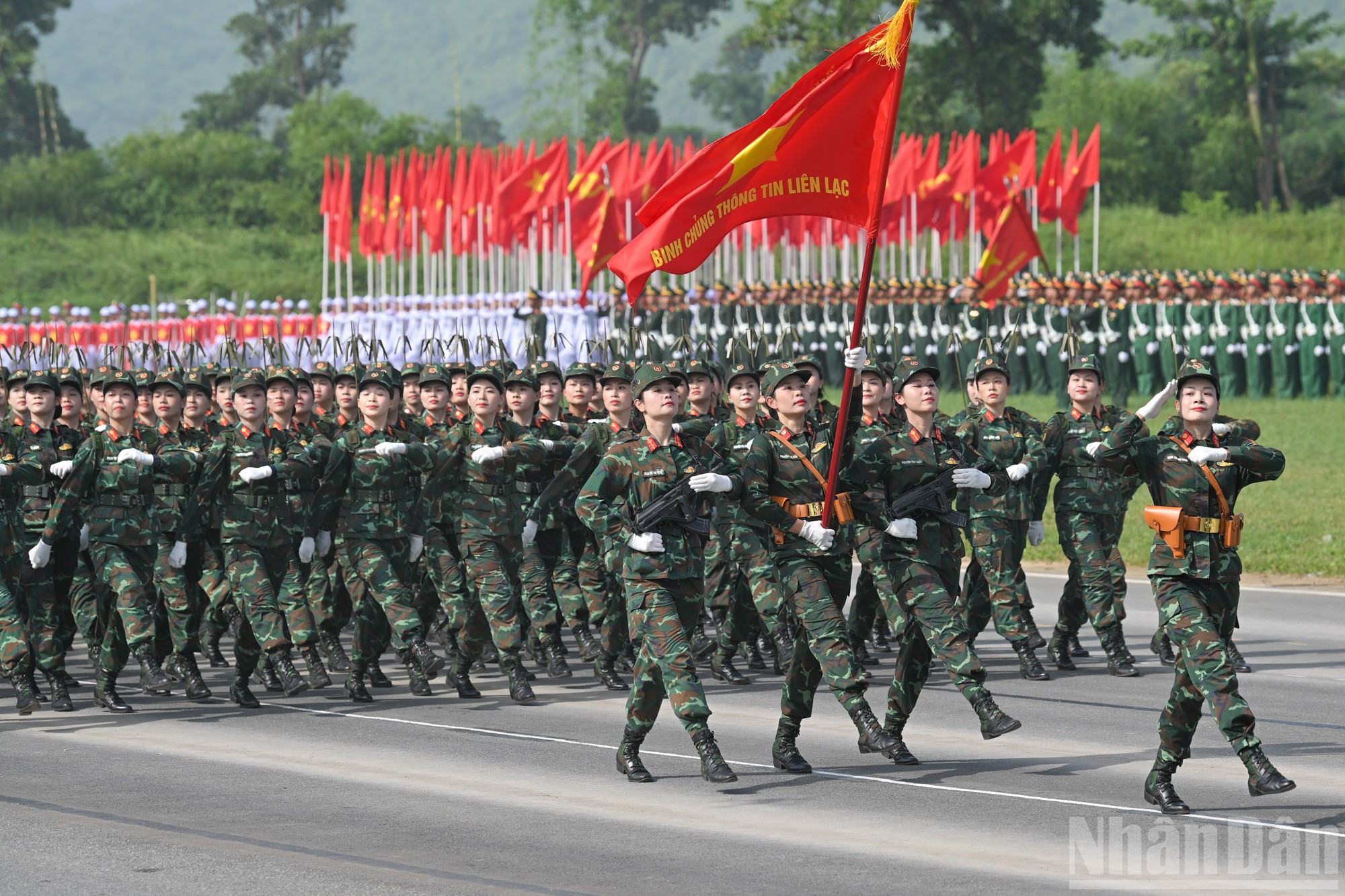 Khối Nữ sĩ quan Binh chủng Thông tin liên lạc. ndo_br_tong-hop-luyen-8373.jpg