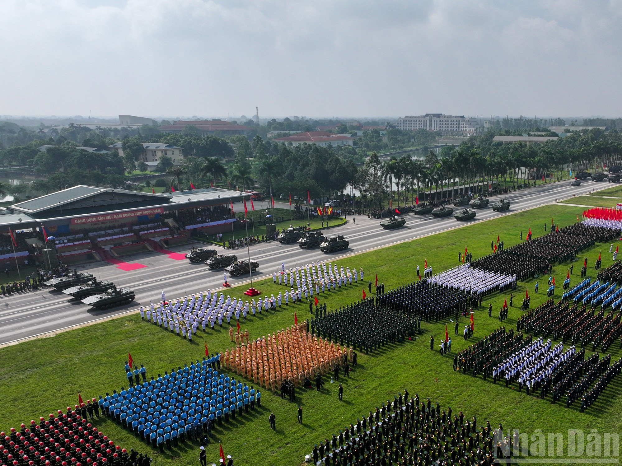 Các khối khí tài quân sự đi qua lễ đài. ndo_br_tong-hop-luyen-2.jpg
