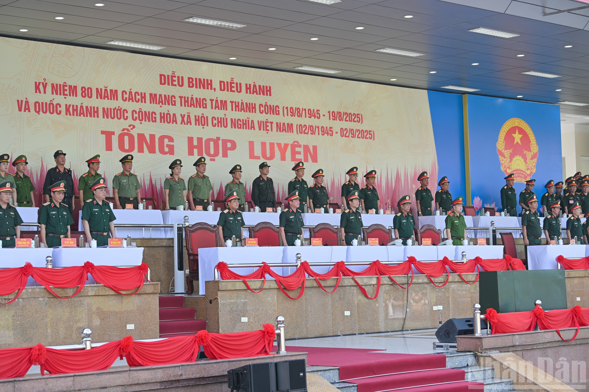 Đại tướng Nguyễn Tân Cương, Ủy viên Trung ương Đảng, Ủy viên Thường vụ Quân ủy Trung ương, Tổng Tham mưu trưởng Quân đội nhân dân Việt Nam, Thứ trưởng Quốc phòng, chủ trì kiểm tra tổng hợp luyện. Cùng dự có Thượng tướng Nguyễn Văn Nghĩa, Phó Tổng Tham mưu trưởng Quân đội nhân dân Việt Nam, Trưởng Tiểu ban diễu binh, diễu hành ; Trung tướng Trương Thiên Tô, Phó Chủ nhiệm Tổng cục Chính trị Quân đội nhân dân Việt Nam; đại diện lãnh đạo Tổng cục Hậu cần-Kỹ thuật và các cơ quan, đơn vị của Bộ Quốc phòng, Bộ Công an. ndo_br_tong-hop-luyen-6517.jpg
