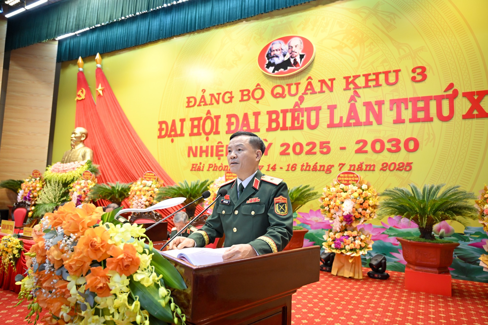 Thiếu tướng Lương Văn Kiểm, Phó bí thư Đảng ủy, Tư lệnh Quân khu 3 phát biểu. dai-hoi-quan-khu-3-4132.jpg