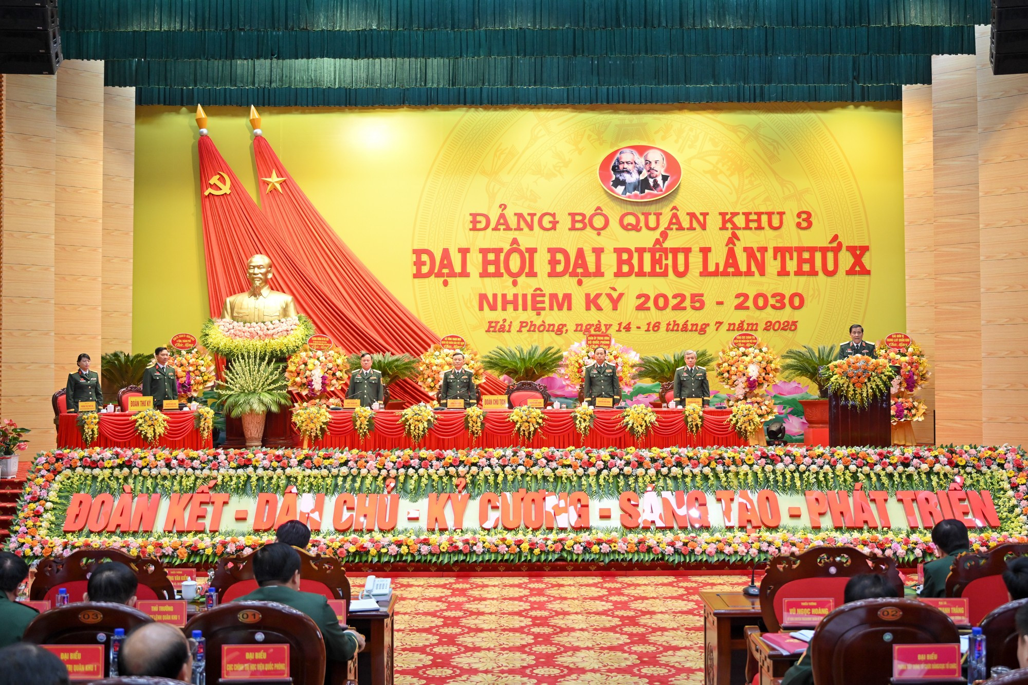 Đoàn chủ tịch điều hành Đại hội. dai-hoi-quan-khu-3-3877.jpg