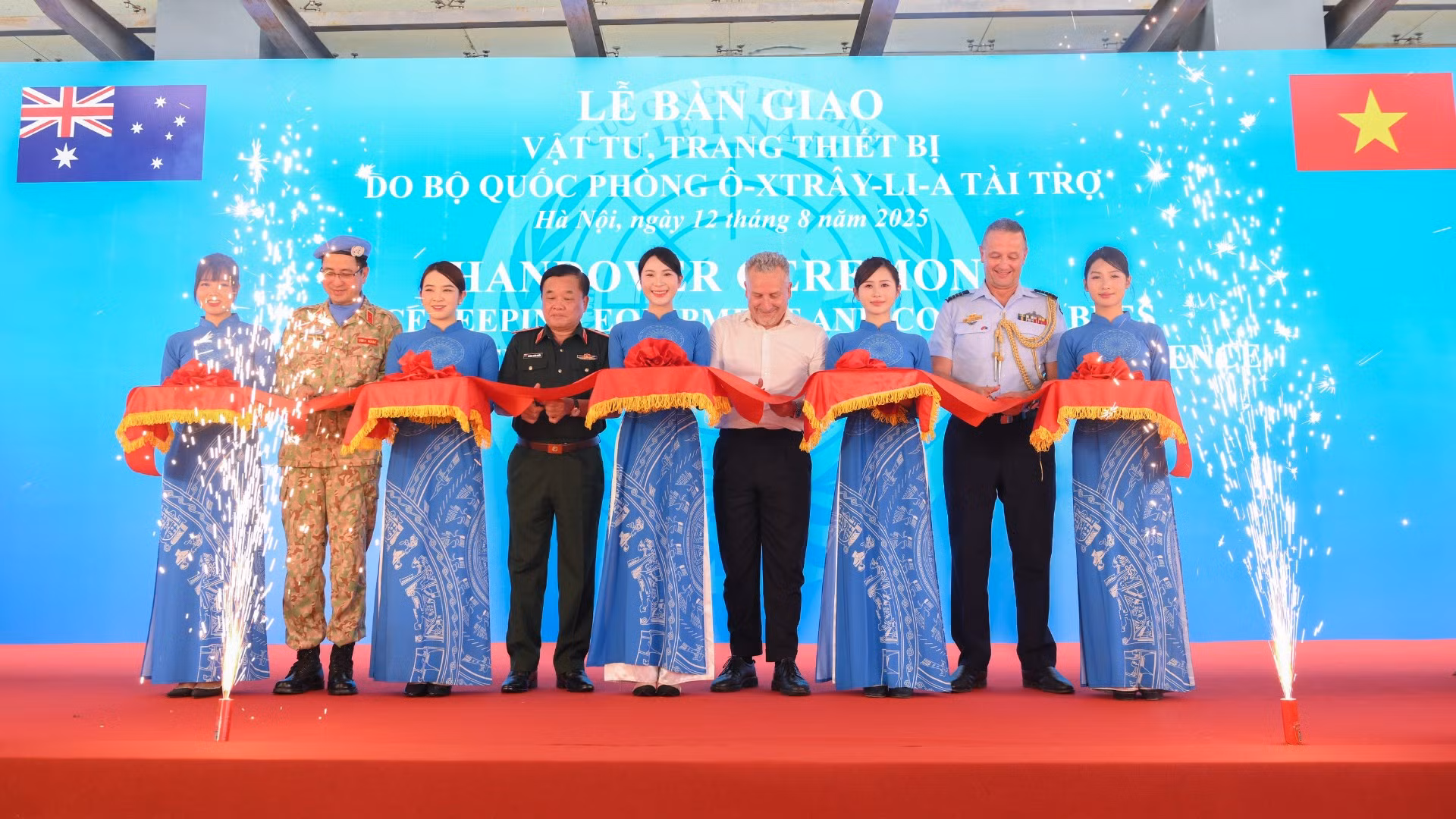 Thượng tướng Hoàng Xuân Chiến, Ủy viên Trung ương Đảng, Ủy viên Quân ủy Trung ương, Thứ trưởng Quốc phòng, Phó Tổng Thư ký Quốc phòng Australia Hugh Jeffrey cùng các đại biểu thực hiện nghi thức cắt băng lễ bàn giao vật tư, trang thiết bị.