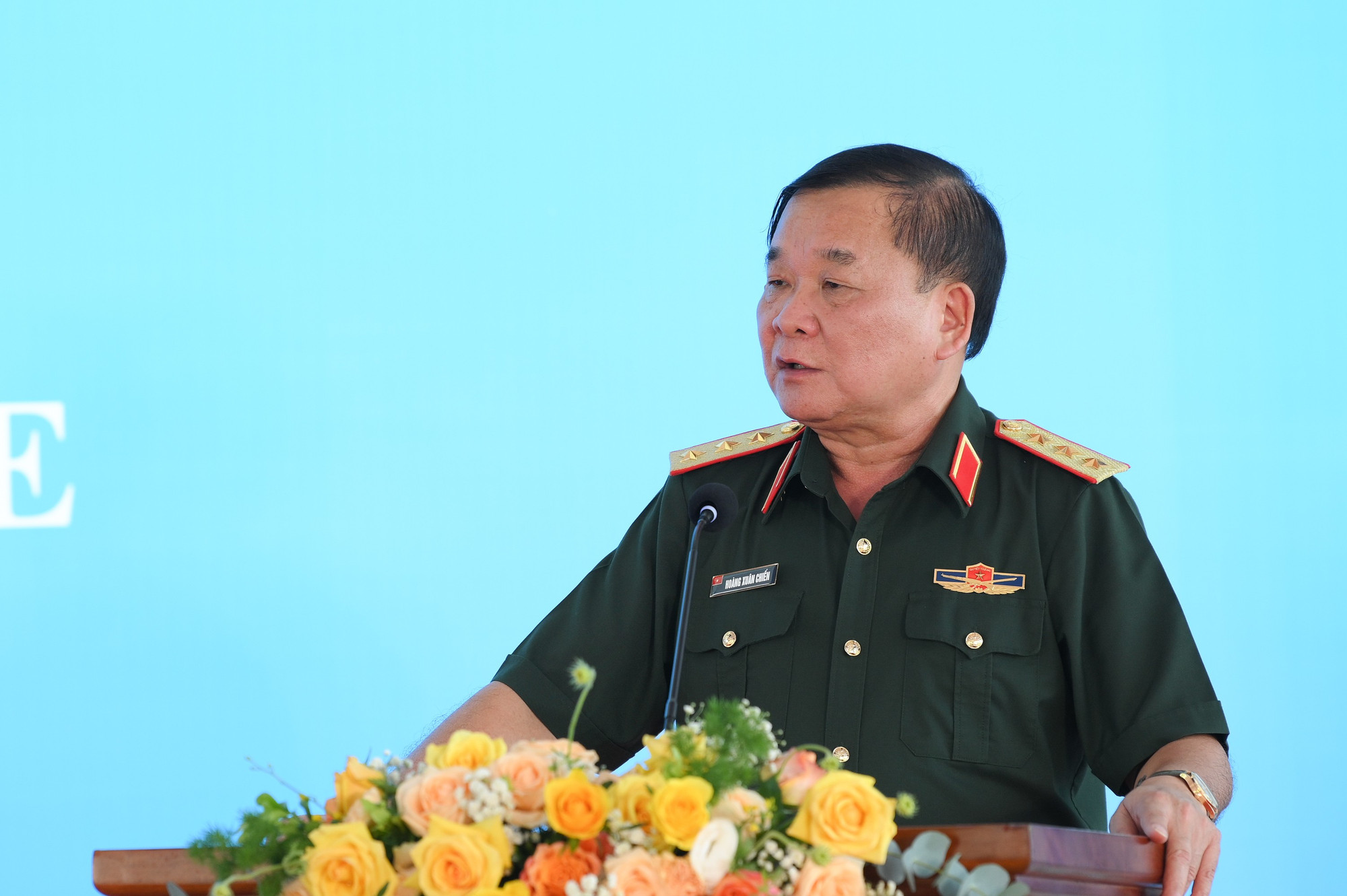 Thượng tướng Hoàng Xuân Chiến, Ủy viên Trung ương Đảng, Ủy viên Quân ủy Trung ương, Thứ trưởng Quốc phòng phát biểu tại lễ bàn giao. cuc-gin-giu-hoa-binh-1241.jpg
