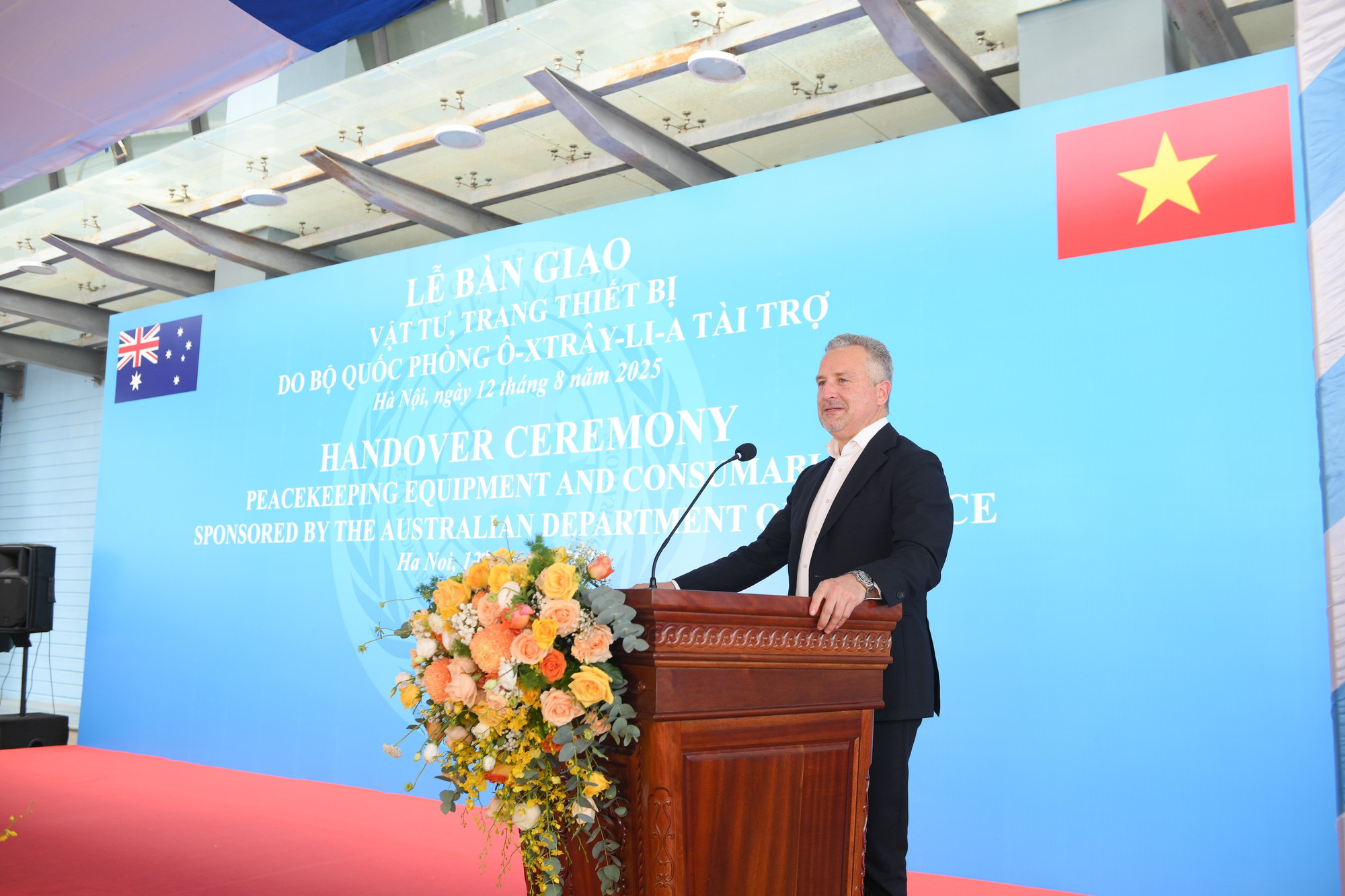 Phó Tổng Thư ký Quốc phòng Australia Hugh Jeffrey phát biểu tại lễ bàn giao. cuc-gin-giu-hoa-binh-1081.jpg