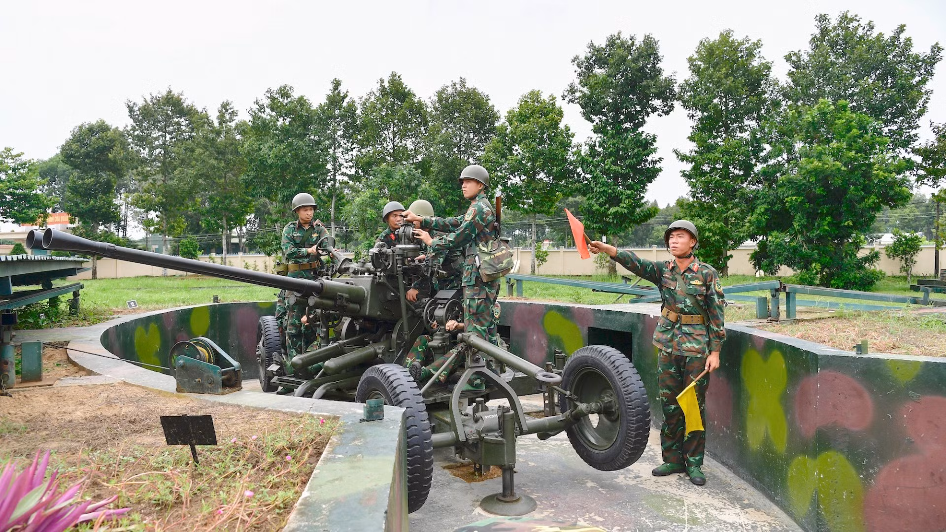 Khẩu đội Pháo phòng không 37mm thực hành tiêu diệt mục tiêu.