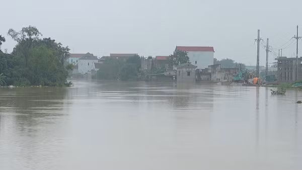 [Video] Mưa lũ làm hơn 16.000 căn nhà bị ngập, 3 người tử vong