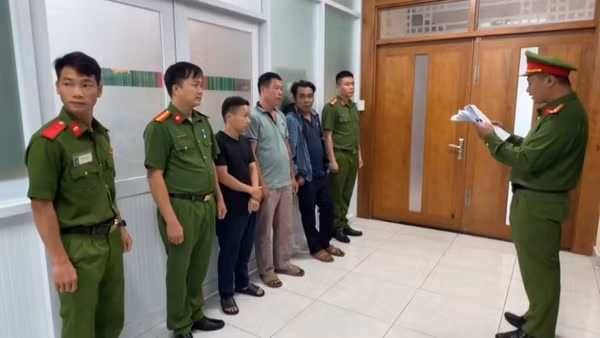 [Video] Sản xuất, buôn bán hơn 505 tấn gas giả, khởi tố 10 bị can 