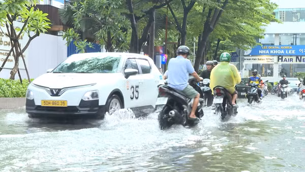 [Video] TP Hồ Chí Minh tiếp tục mưa lớn, đề phòng lốc, sét và ngập úng