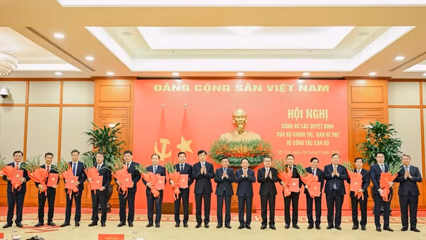 [Video] Công bố các Quyết định của Bộ Chính trị, Ban Bí thư về công tác cán bộ