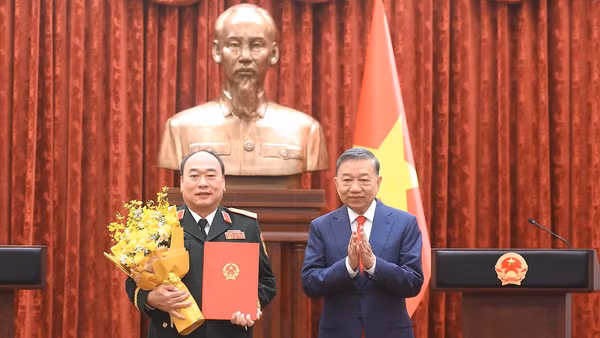 [Video] Trao Quyết định thăng quân hàm Thượng tướng đối với đồng chí Lê Quang Đạo