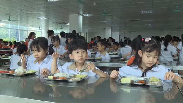 [Video] Không vì yêu cầu tiến độ bữa ăn mà bỏ qua các yêu cầu về an toàn thực phẩm