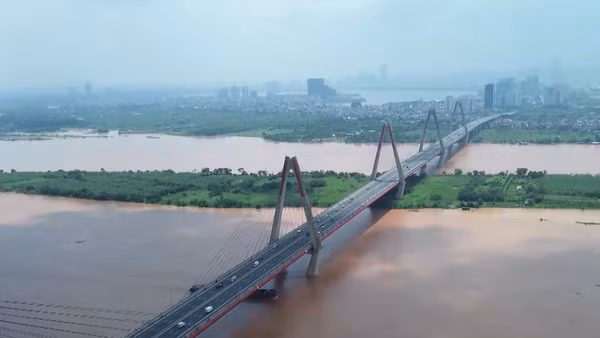 [Video] Hà Nội thí điểm điều chỉnh tốc độ trên cầu Nhật Tân từ hôm nay (27/9)