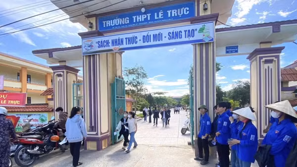 [Video] Khởi tố hai bị can liên quan đến vụ tố cáo tiêu cực trong kỳ thi tốt nghiệp THPT tại Quảng Trị
