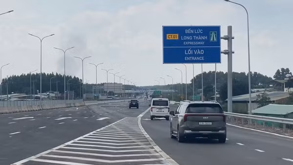 [Video] Cao tốc Bến Lức - Long Thành đón gần 25.000 lượt phương tiện sau ngày đầu thông tuyến