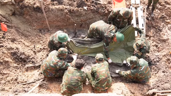 [Video] Quy tập thêm 10 hài cốt liệt sĩ tại Công viên Lê Thị Riêng