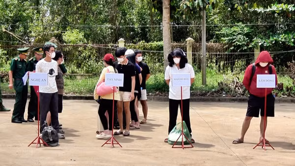 [Video] Tiếp nhận công dân Việt Nam được Campuchia trao trả