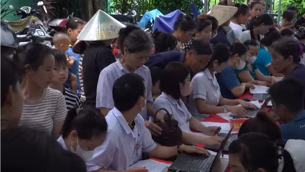 [Video] Tăng mức phụ cấp ưu đãi nghề giữ chân cán bộ y tế vùng khó khăn