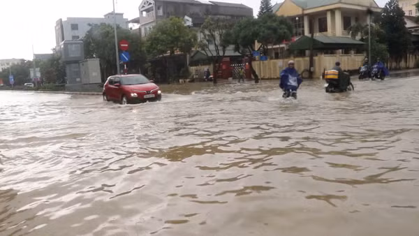 [Video] Mưa lớn diện rộng ở Trung Bộ, TP Huế và Đà Nẵng có nơi mưa trên 600mm