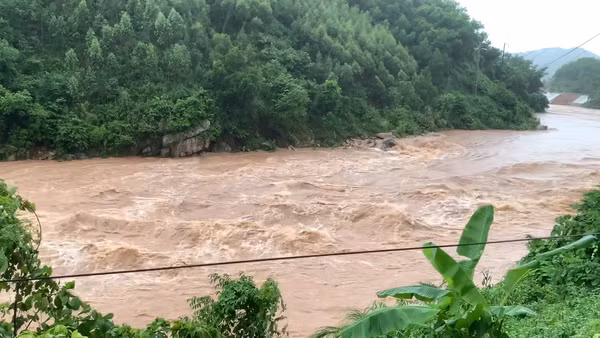 [Video] Nhiều nhà dân ở Bắc Ninh bị cô lập, giao thông chia cắt do mưa lũ bão số 4