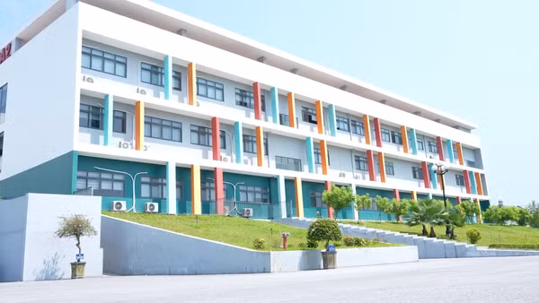 [Video] Thí sinh thi lại tốt nghiệp THPT tại trường THPT Chuyên Tuyên Quang bắt đầu làm thủ tục dự thi