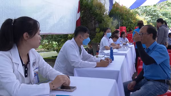 [Video] Khám mắt và cấp phát thuốc miễn phí cho người dân vùng biên