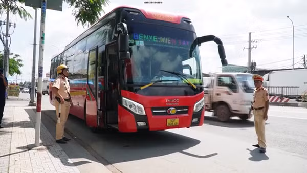 [Video] Từ ngày mai (10/8), rút giấy phép xe hợp đồng khi đón trả khách sai chỗ