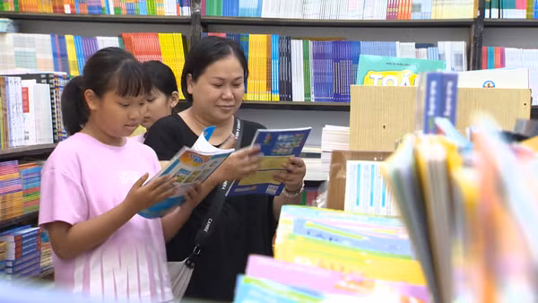 [Video] Bảo đảm đủ sách giáo khoa trước ngày khai giảng năm học mới