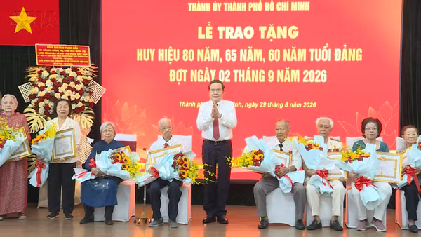 [Video] Lãnh đạo Đảng, Nhà nước trao tặng huy hiệu Đảng tại các địa phương