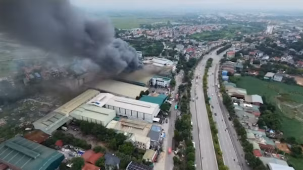 [Video] Khẩn trương khống chế đám cháy tại xưởng mộc ở phường Chương Mỹ 