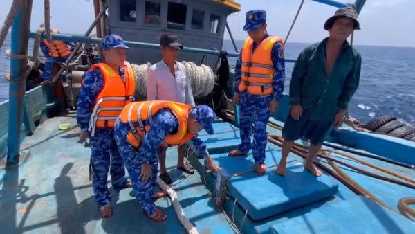[Video] Cảnh sát biển 4 bắt giữ tàu vận chuyển trái phép 130.000 lít dầu D.O 