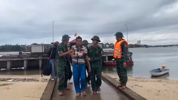 [Video] Kịp thời cứu thuyền viên gặp tai nạn lao động trên biển
