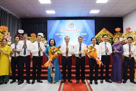 Đại diện lãnh đạo Trung ương Hội Nhà báo và lãnh đạo tỉnh Bắc Ninh chúc mừng Ban Chấp hành Hội nhà báo tỉnh Bắc Ninh nhiệm kỳ 2026-2031.