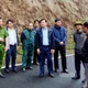 Chủ tịch Ủy ban nhân dân tỉnh Lâm Đồng Hồ Văn Mười (giữa) kiểm tra hiện trường và chỉ đạo khắc phục sự cố sạt lở trên đèo Prenn sáng 17/11.