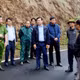 Chủ tịch Ủy ban nhân dân tỉnh Lâm Đồng Hồ Văn Mười (giữa) kiểm tra hiện trường và chỉ đạo khắc phục sự cố sạt lở trên đèo Prenn sáng 17/11.