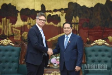 Thủ tướng Chính phủ Phạm Minh Chính và ông Antoine Colin - Phó Chủ tịch cấp cao, phụ trách toàn cầu về chuyển đổi số và chuỗi cung ứng của Tập đoàn HP (Hoa Kỳ). (Ảnh: TRẦN HẢI)