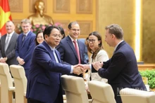 Thủ tướng Chính phủ Phạm Minh Chính với đại diện lãnh đạo các doanh nghiệp Anh quốc. (Ảnh: Trần Hải)