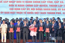 Thủ tướng Phạm Minh Chính chúc mừng lãnh đạo thành phố Hải Phòng (mới) nhận các Quyết định Trung ương. (Ảnh: THANH GIANG)