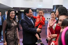 Thủ tướng Phạm Minh Chính và Phu nhân với bà con cộng đồng người Việt Nam tại Estonia. (Ảnh: NGUYỄN HỒNG)