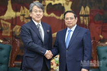 Thủ tướng Chính phủ Phạm Minh Chính và ông Maeda Tadashi, Chủ tịch Hội đồng quản trị Ngân hàng Hợp tác quốc tế Nhật Bản (JBIC). (Ảnh: TRẦN HẢI) 