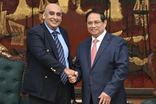 Thủ tướng Chính phủ Phạm Minh Chính và ông Ali Ijaz Ahmad, Chủ tịch kiêm Tổng Giám đốc Makara Capital Partner. (Ảnh: TRẦN HẢI)