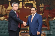 Thủ tướng Chính phủ Phạm Minh Chính và ông Masayuki Omoto, Tổng Giám đốc Tập đoàn Marubeni, Nhật Bản. (Ảnh: TRẦN HẢI)