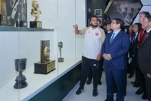 Thủ tướng Phạm Minh Chính thăm phòng truyền thống của Câu lạc bộ Bóng đá Vasco da Gama. (Ảnh: VGP/Nhật Bắc)