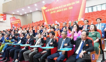 Đại biểu dự Đại hội Đảng bộ Ủy ban nhân dân tỉnh Quảng Ngãi lần thứ nhất, nhiệm kỳ 2025-2030 biểu quyết thông qua Nghị quyết Đại hội. 