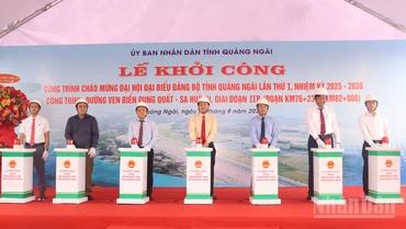 Thực hiện nghi thức khởi công công trình đường ven biển Dung Quất-Sa Huỳnh, giai đoạn IIb, đoạn Km76+230-Km82+000.