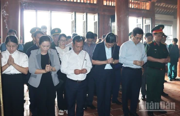 Lãnh đạo tỉnh Quảng Ngãi tưởng nhớ các anh hùng liệt sĩ tại Đền tưởng niệm Liệt sĩ Trường Sơn ở xã biên giới Bờ Y.