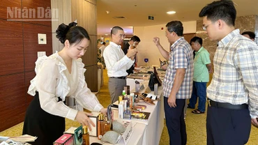 Triển lãm phân biệt hàng thật, hàng giả tại Hội nghị.