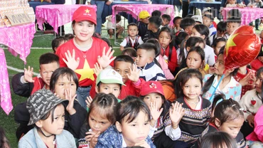 Cô giáo Hồ Thị Thên cùng các học trò.