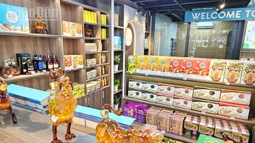 Các sản phẩm OCOP trưng bày, bán bên trong Trung tâm.