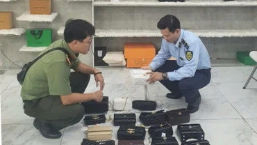 Lực lượng chức năng kiểm tra hộ kinh doanh M. P. (Ảnh: QLTT)
