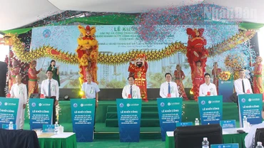 Đại biểu thực hiện nghi thức khởi công.